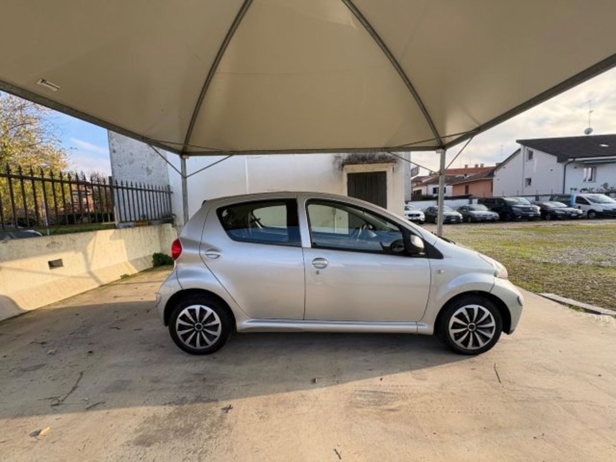 Toyota Aygo 1.0 12V VVT-i 5 porte (8)
