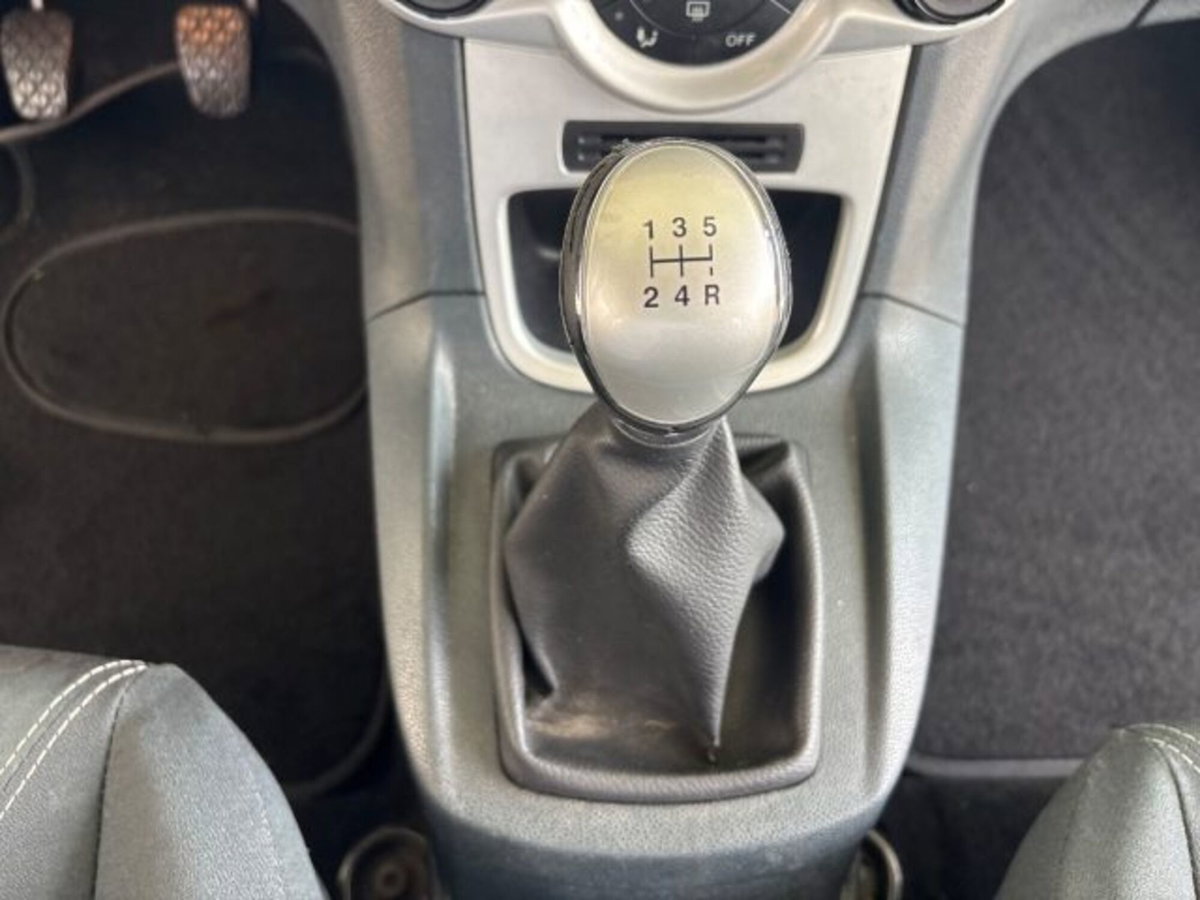 Ford Fiesta 1.2 82 CV 5 porte Titanium (17)