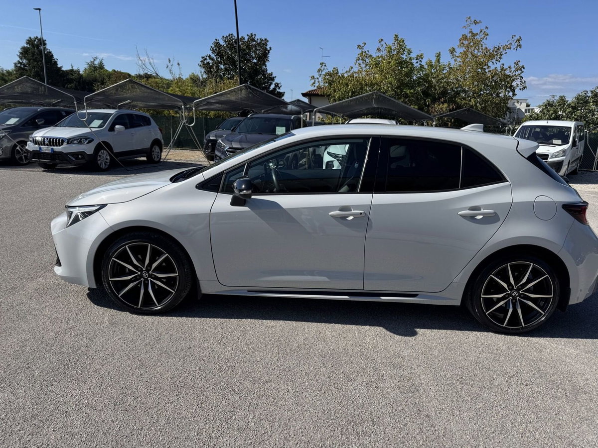 Toyota Corolla GR SPORT 1.8 Hybrid Bi-Tone (2)