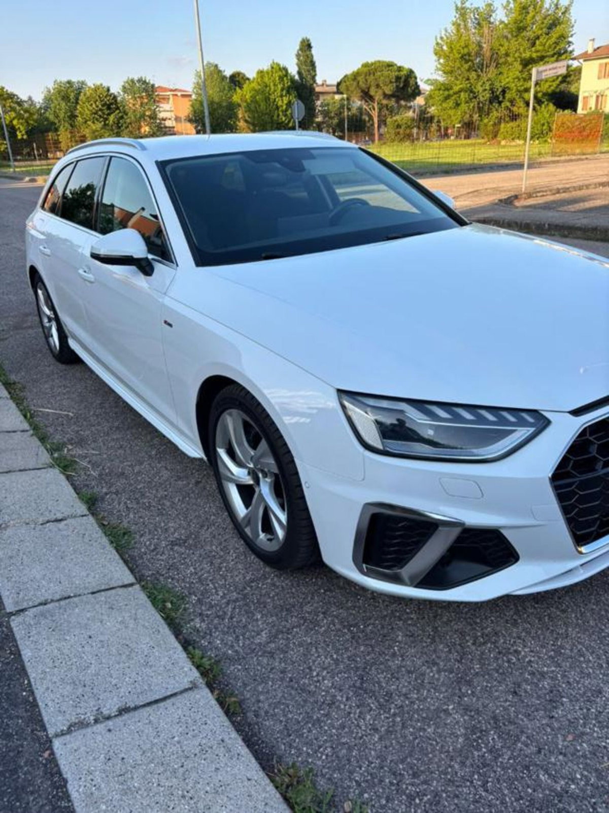 Audi A4 Avant 40 TDI quattro S tronic S line edition (2)