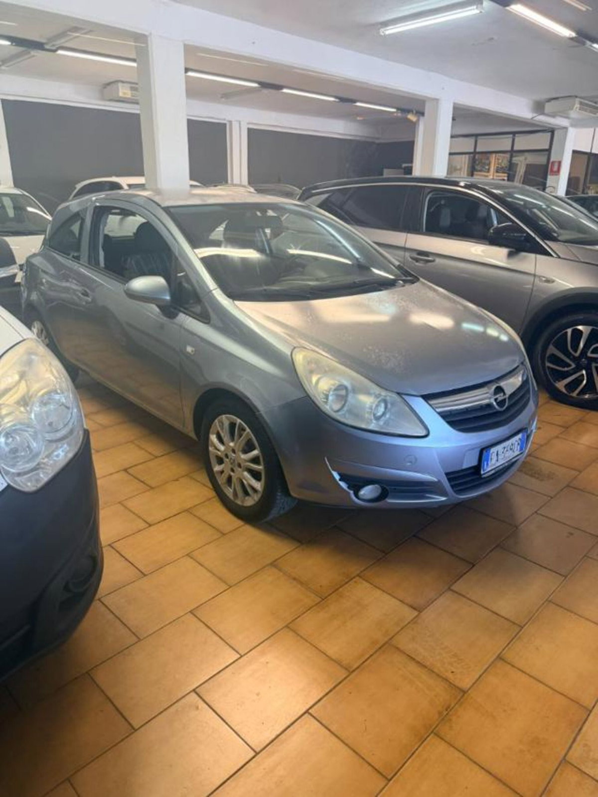 Opel Corsa 1.2 3 porte Club (2)
