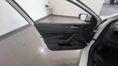 Volkswagen Polo 1.0 Young 80cv (12)
