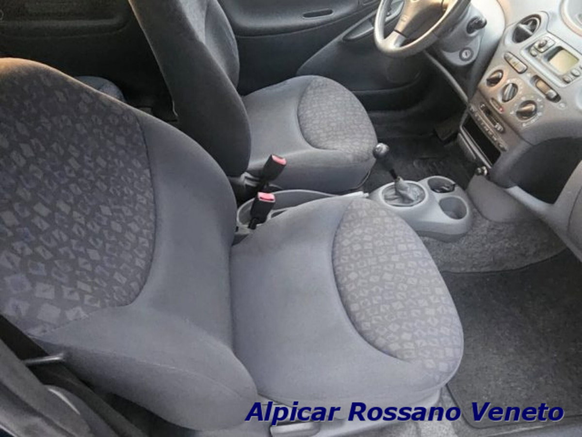 Toyota Yaris 16V cat 3 porte (14)