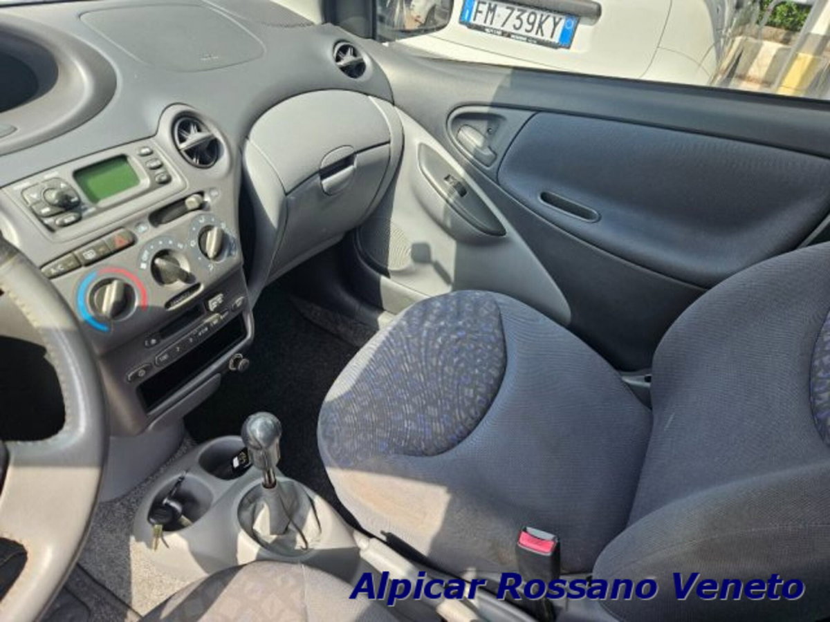Toyota Yaris 16V cat 3 porte (6)