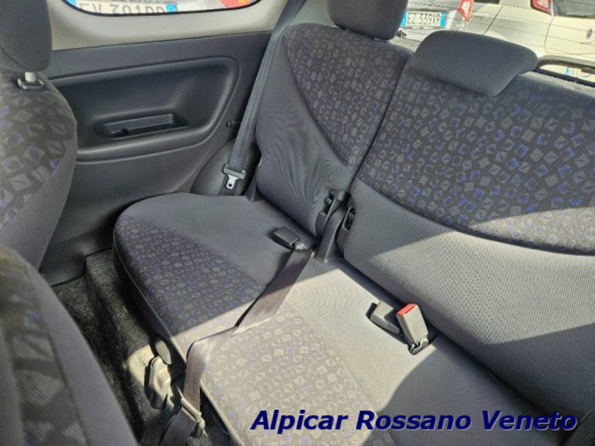 Toyota Yaris 16V cat 3 porte Sol (7)