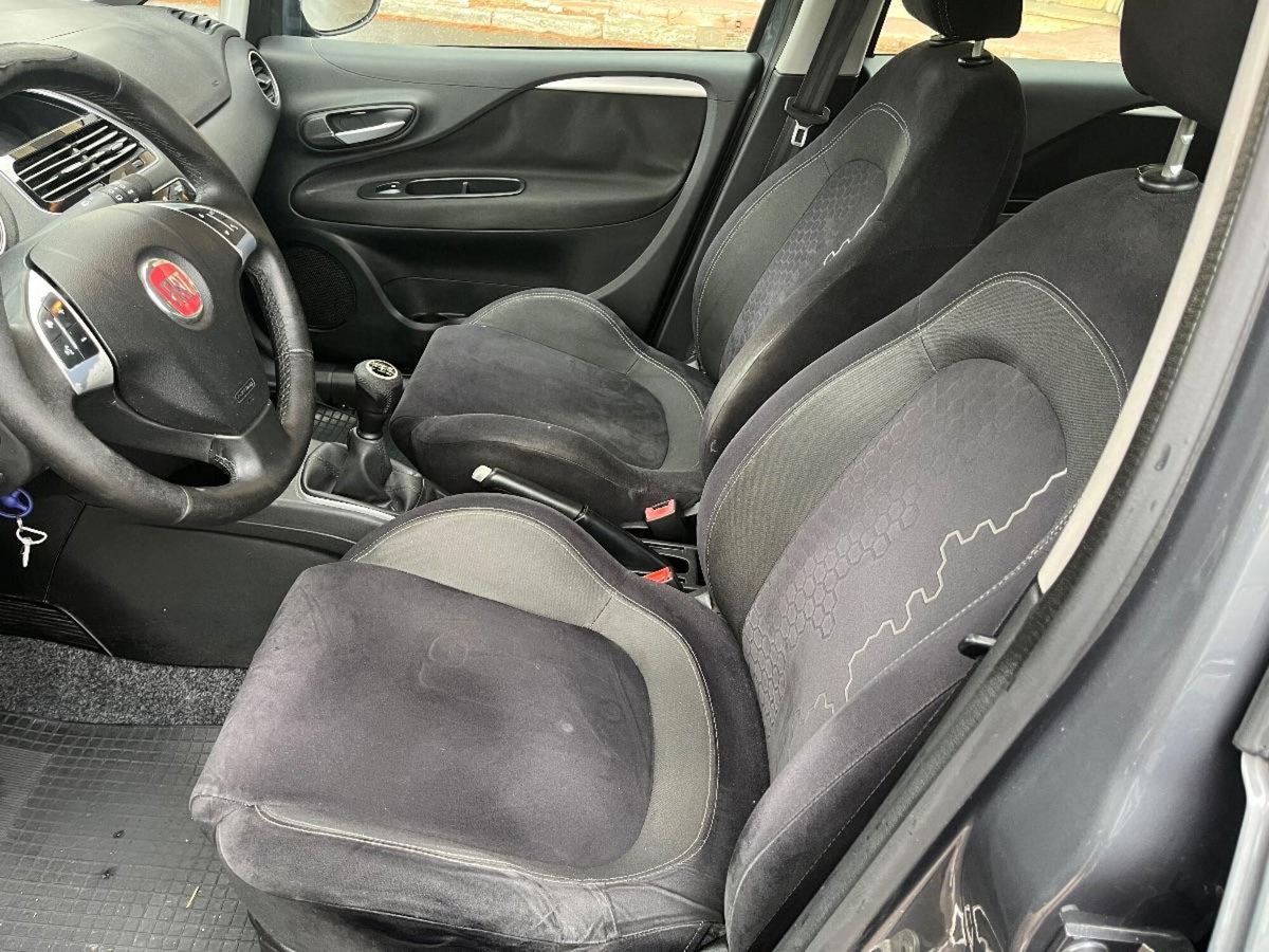 Fiat Punto 1.3 MJT II 75 CV 5 porte Young (10)