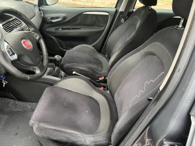 Fiat Punto 1.3 MJT II 75 CV 5 porte Young (10)