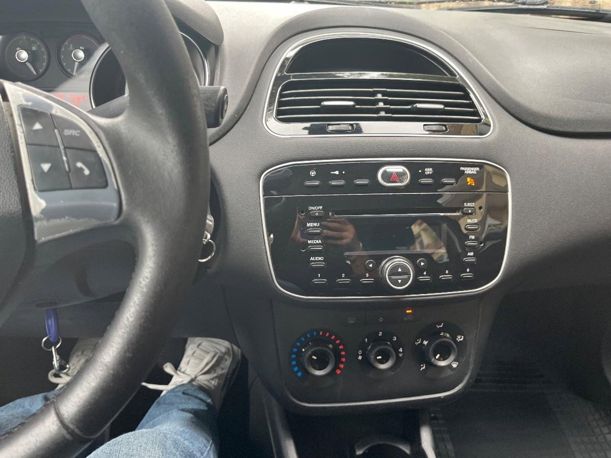 Fiat Punto 1.3 MJT II 75 CV 5 porte Young (11)