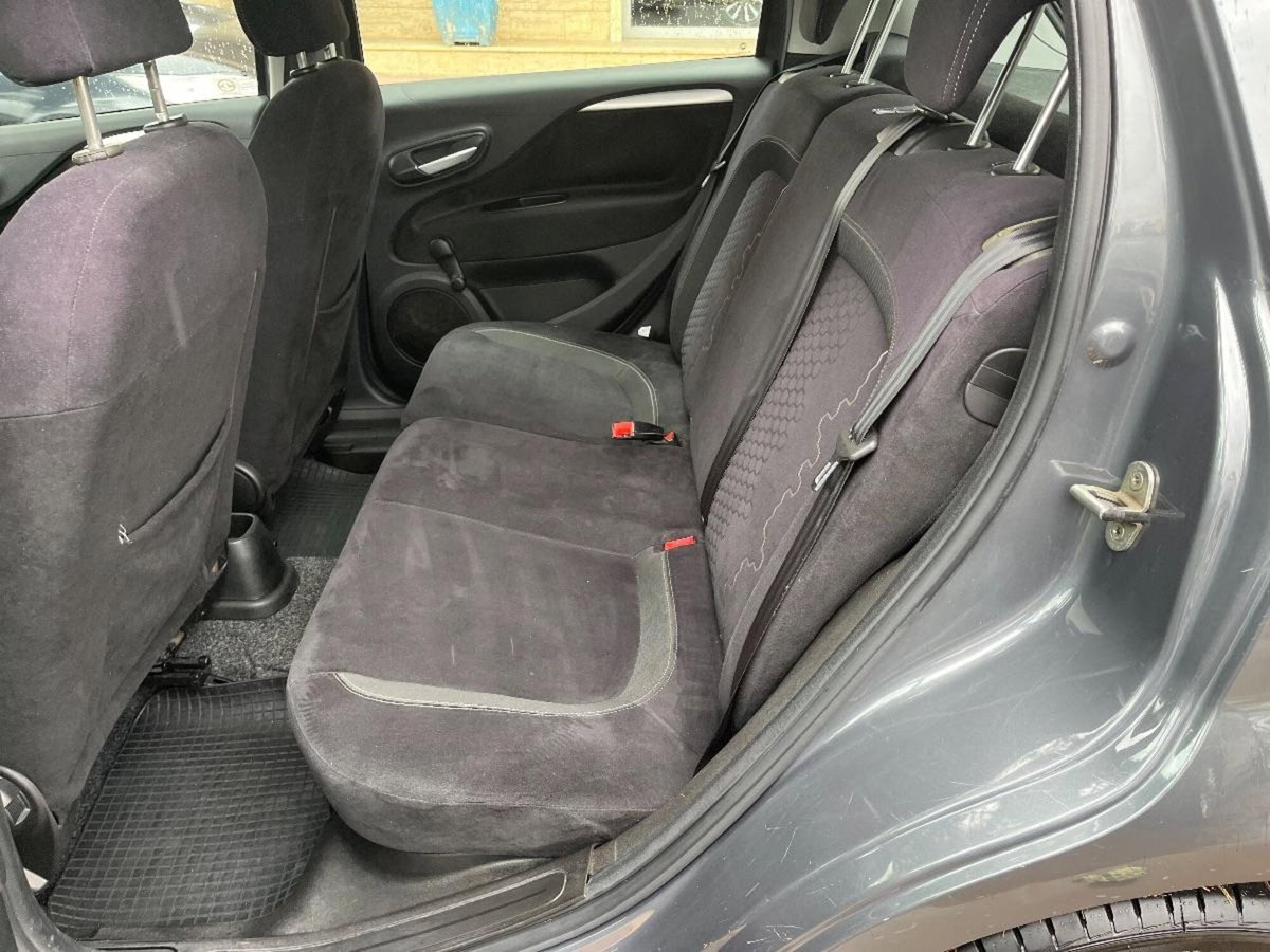 Fiat Punto 1.3 MJT II 75 CV 5 porte Young (8)