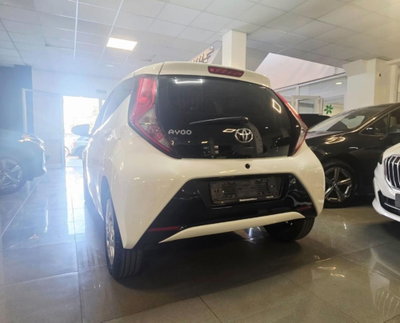 Toyota Aygo 1.0 VVT-i 72 CV 5 porte x-play (9)