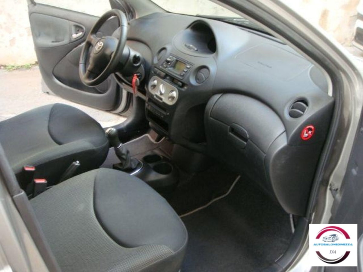 Toyota Yaris 16V cat 5 porte aut. Sol (12)