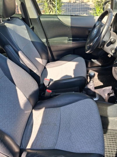 Toyota Yaris 1.D-4D 5 porte Active (13)