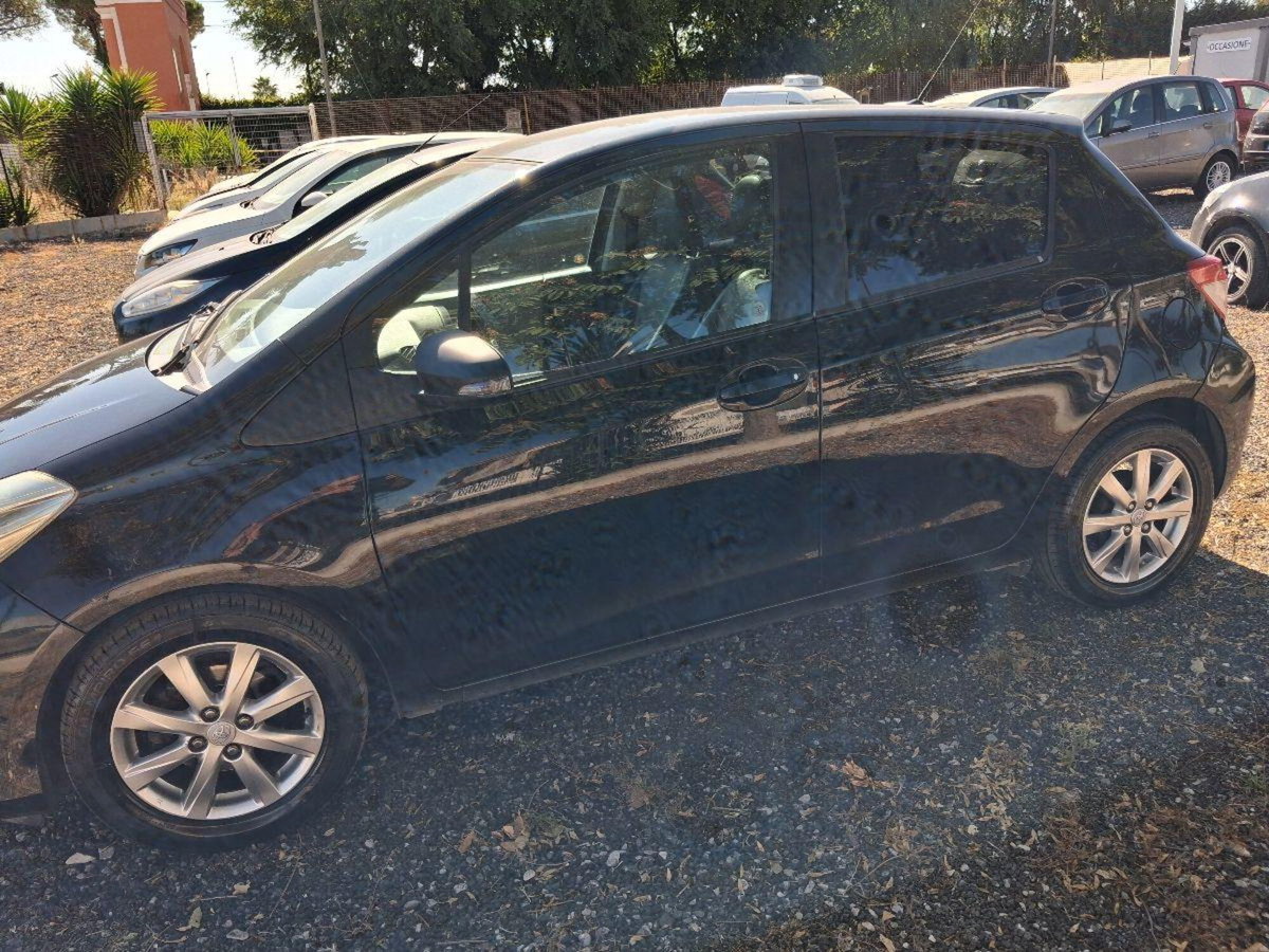 Toyota Yaris 1.D-4D 5 porte Active (5)