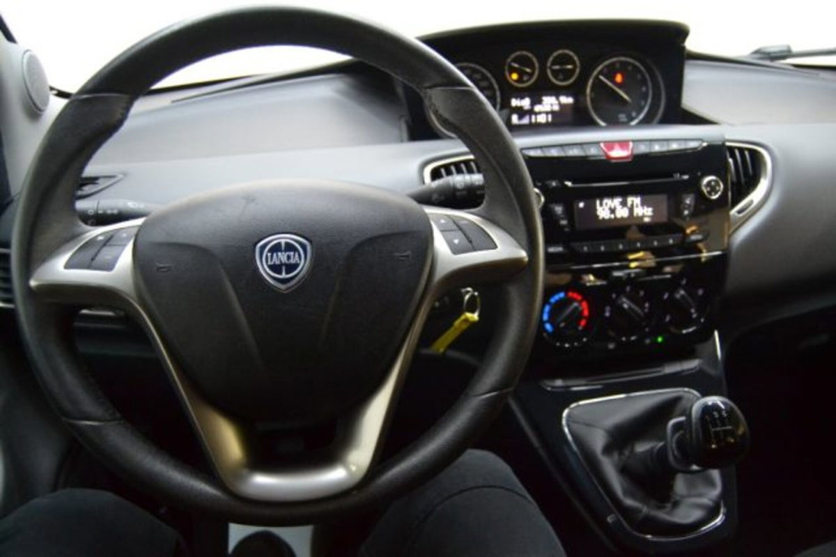 Lancia Ypsilon 0.9 TwinAir 85 CV 5 porte Metano Ecochic Elle (12)
