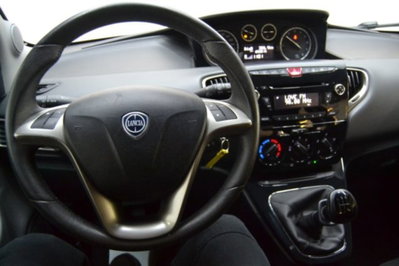 Lancia Ypsilon 0.9 TwinAir 85 CV 5 porte Metano Ecochic Elle (12)