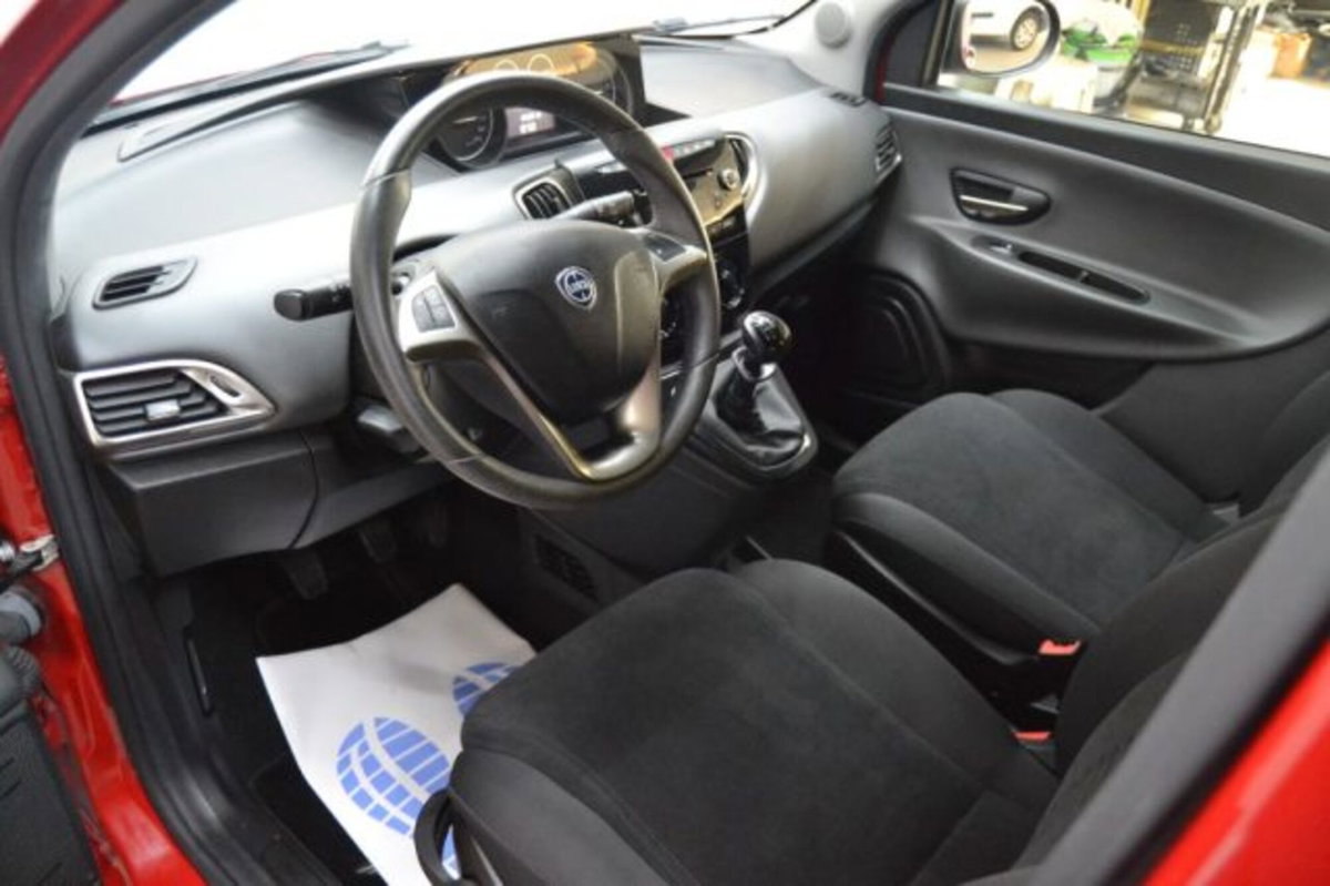 Lancia Ypsilon 0.9 TwinAir 85 CV 5 porte Metano Ecochic Elle (9)