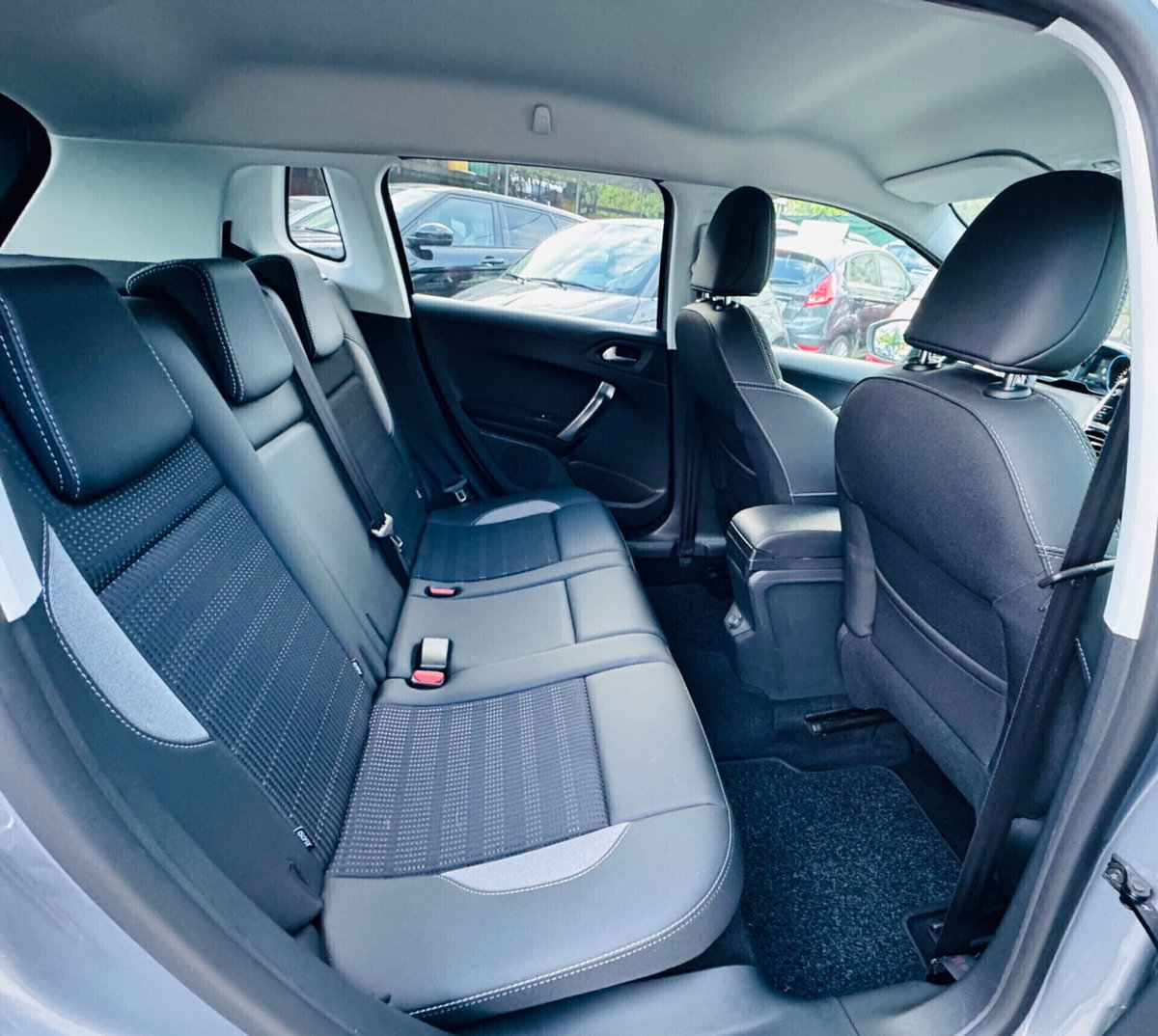 Peugeot 2008 BlueHDi 100 S&S Allure (14)