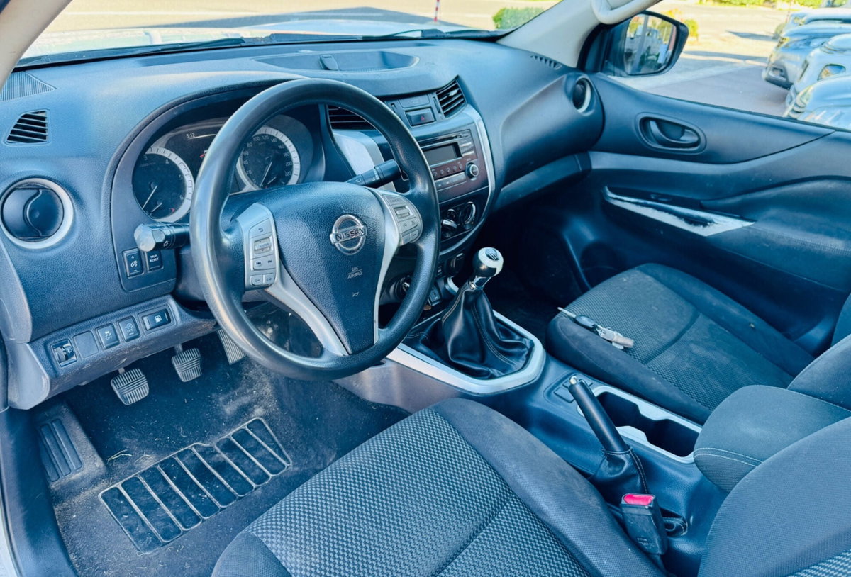 Nissan Navara 2.3 dCi 4WD Double Cab N-Connecta (14)
