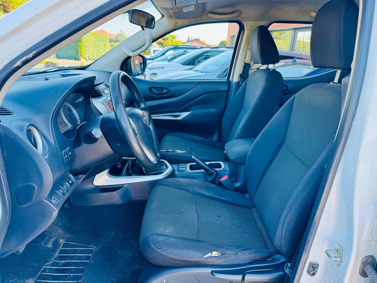 Nissan Navara 2.3 dCi 4WD Double Cab N-Connecta (9)
