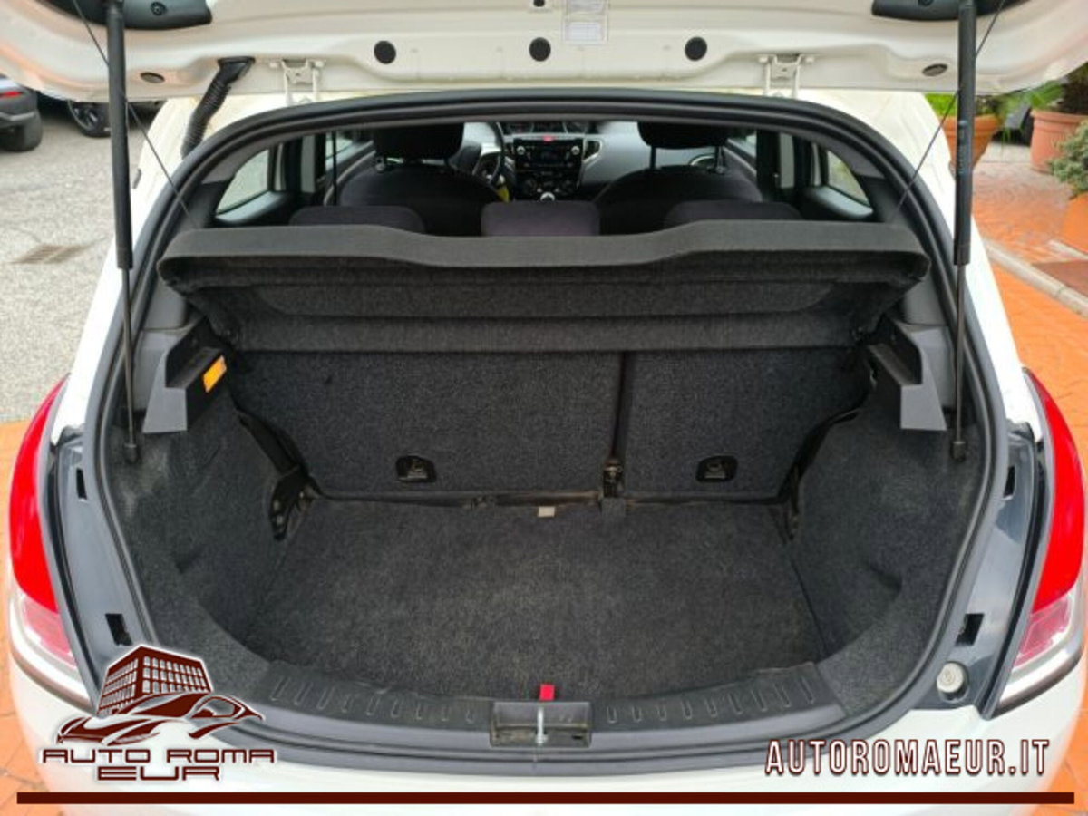 Lancia Ypsilon 1.2 69 CV 5 porte Silver (12)