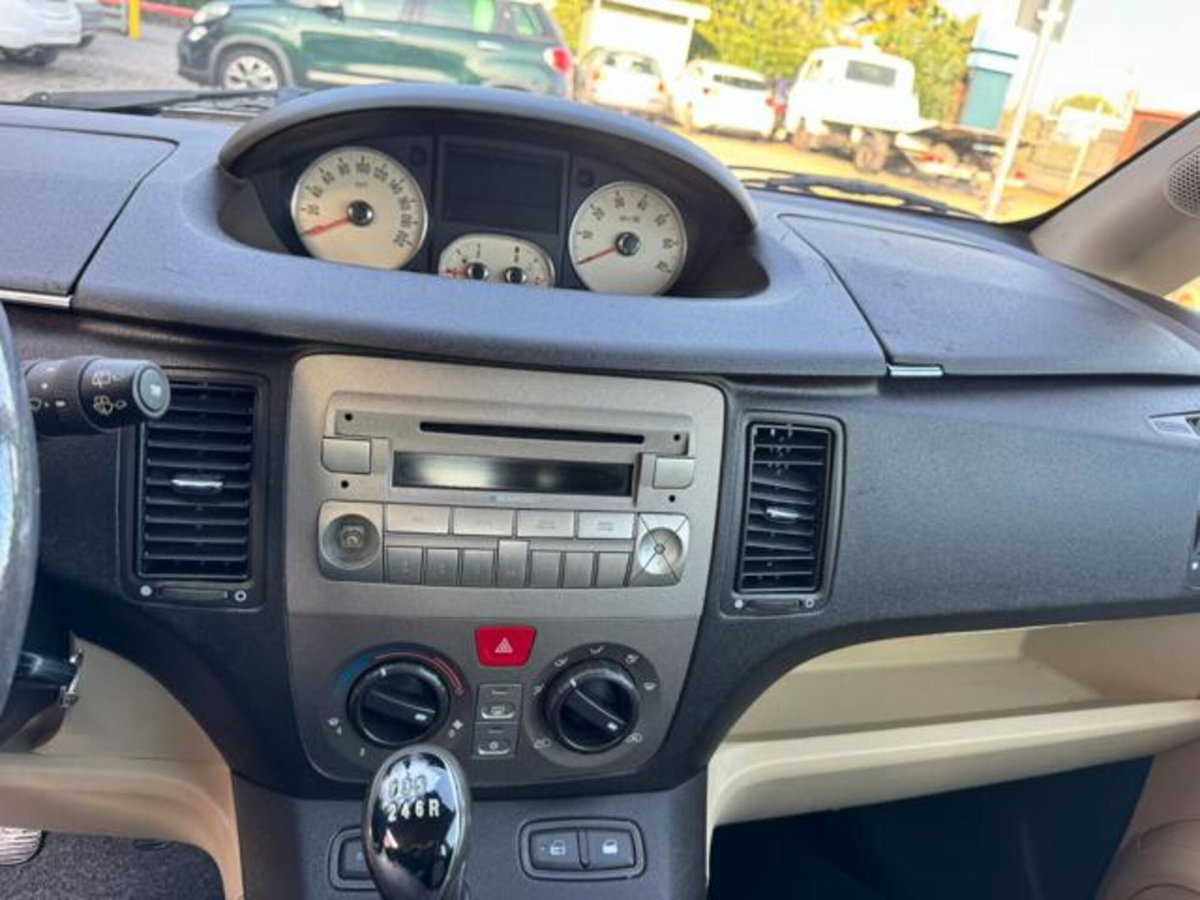 Lancia Musa 1.4 16V Oro (10)