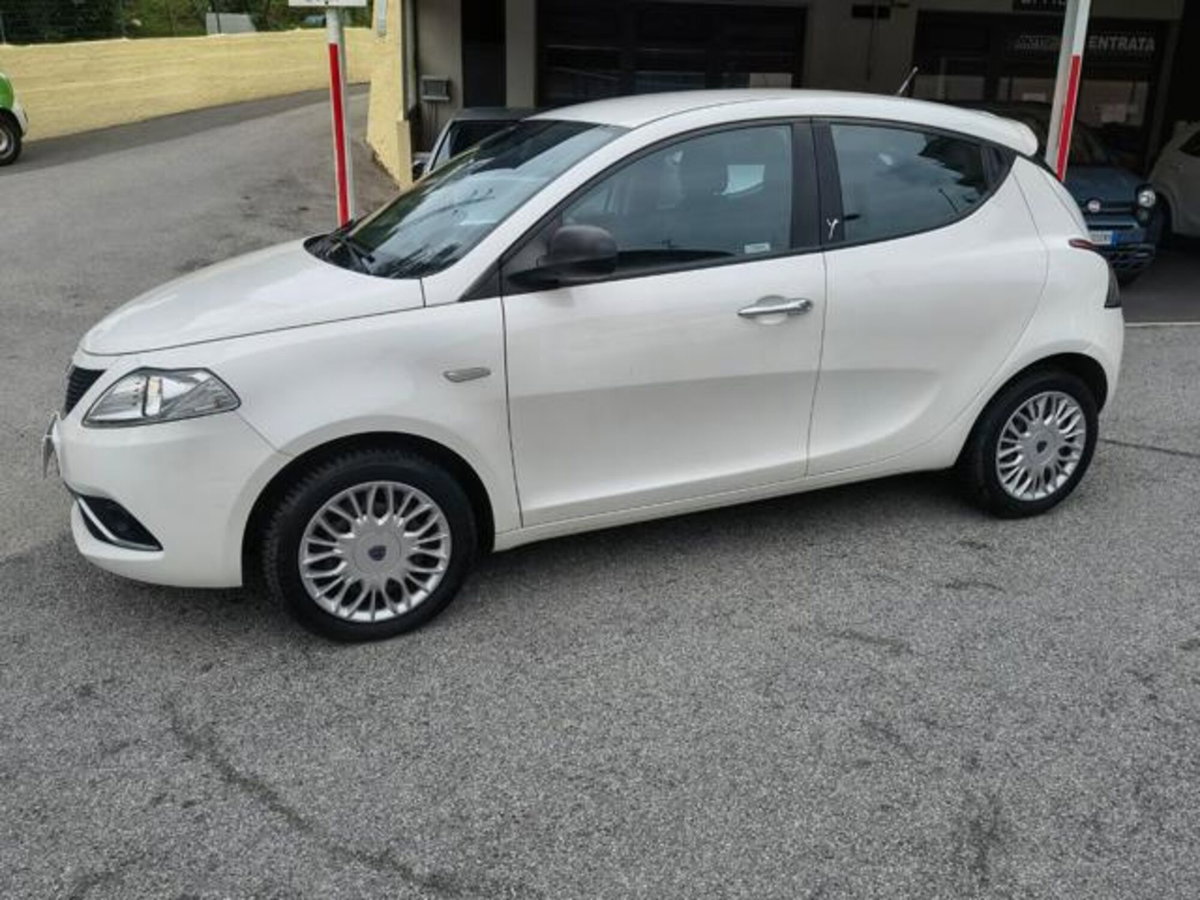 Lancia Ypsilon 1.2 69 CV 5 porte Silver (13)