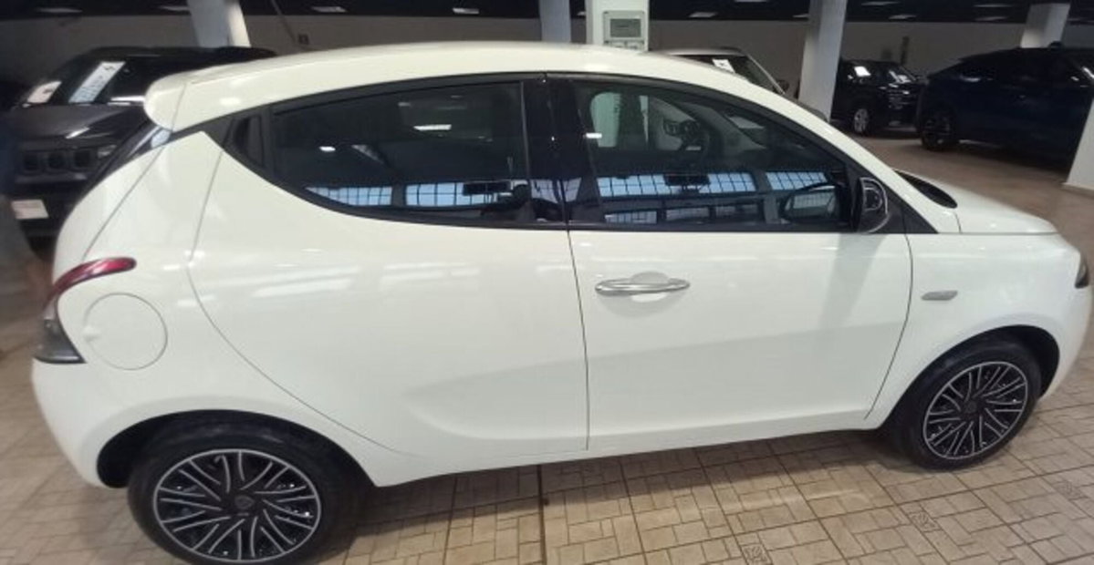 Lancia Ypsilon 1.0 FireFly 5 porte S&S Hybrid Gold Plus (4)