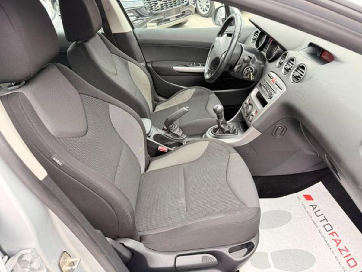 Peugeot 308 1.6 8V e-HDi 112CV Stop&Start robotiz. 5p. Allure (18)