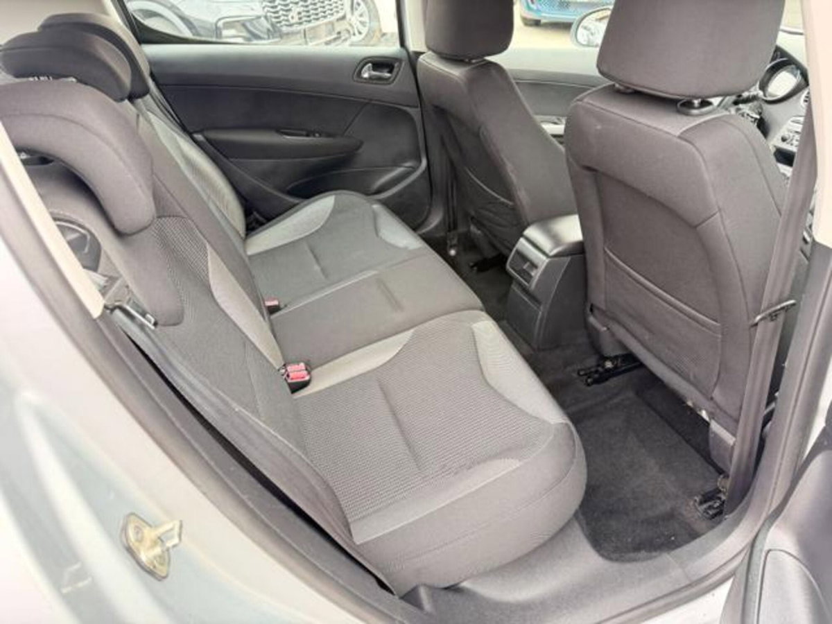 Peugeot 308 1.6 8V e-HDi 112CV Stop&Start robotiz. 5p. Allure (19)