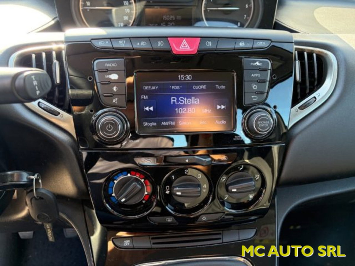 Lancia Ypsilon 1.2 69 CV 5 porte Gold (10)
