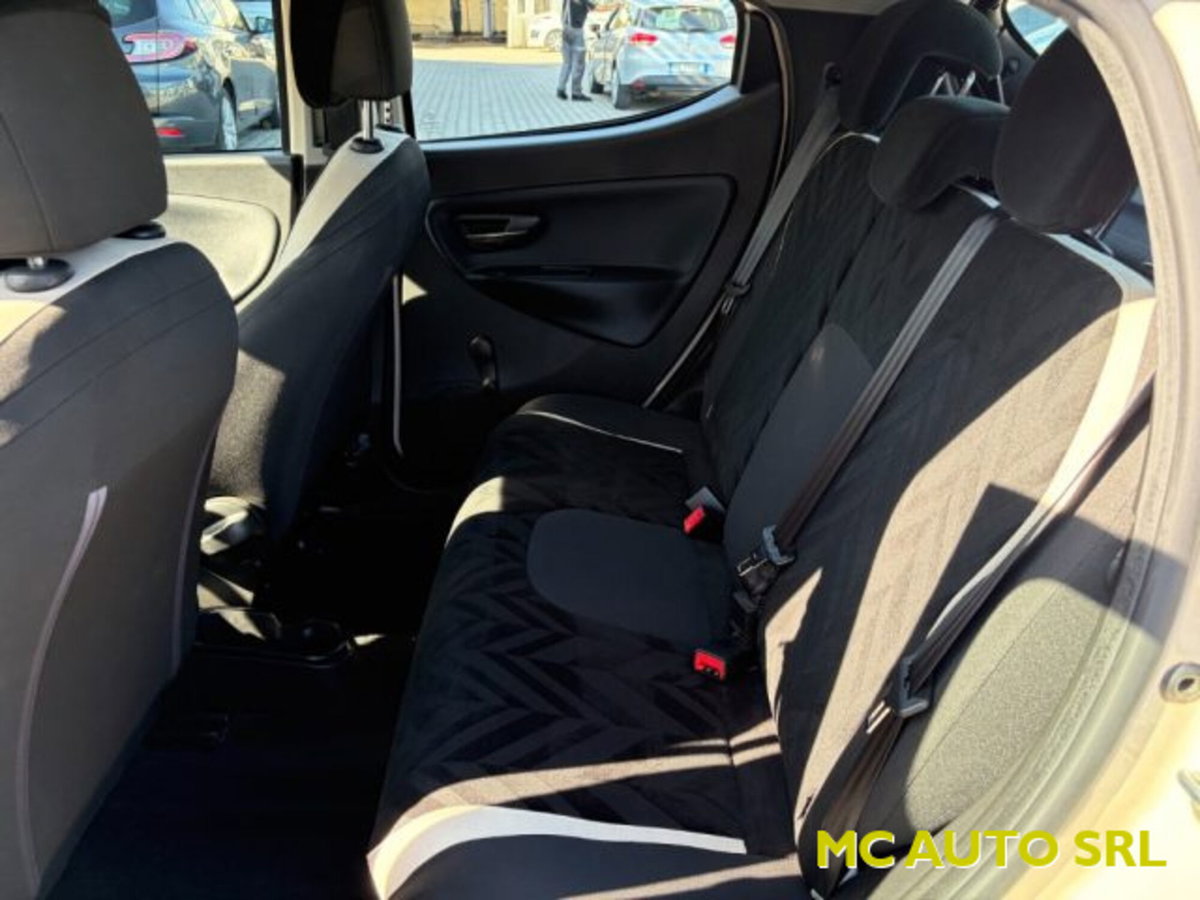 Lancia Ypsilon 1.2 69 CV 5 porte Gold (8)