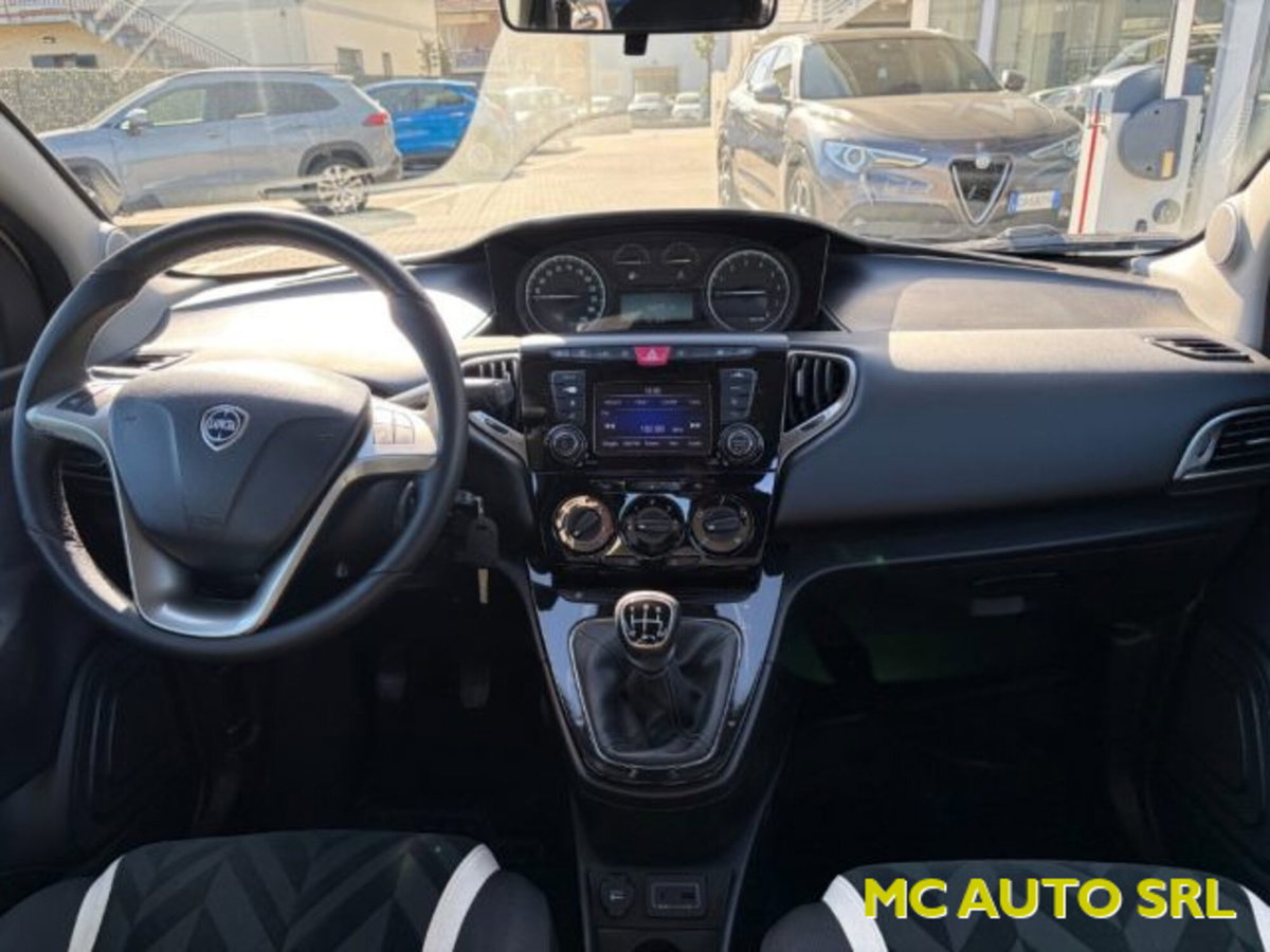 Lancia Ypsilon 1.2 69 CV 5 porte Gold (9)