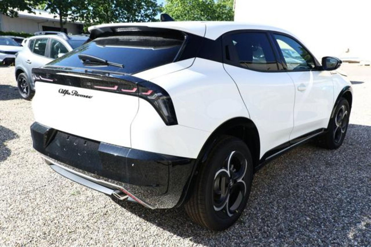 Alfa Romeo Junior 1.2 ibrida Q4 Sport Speciale 145cv edct6 (3)
