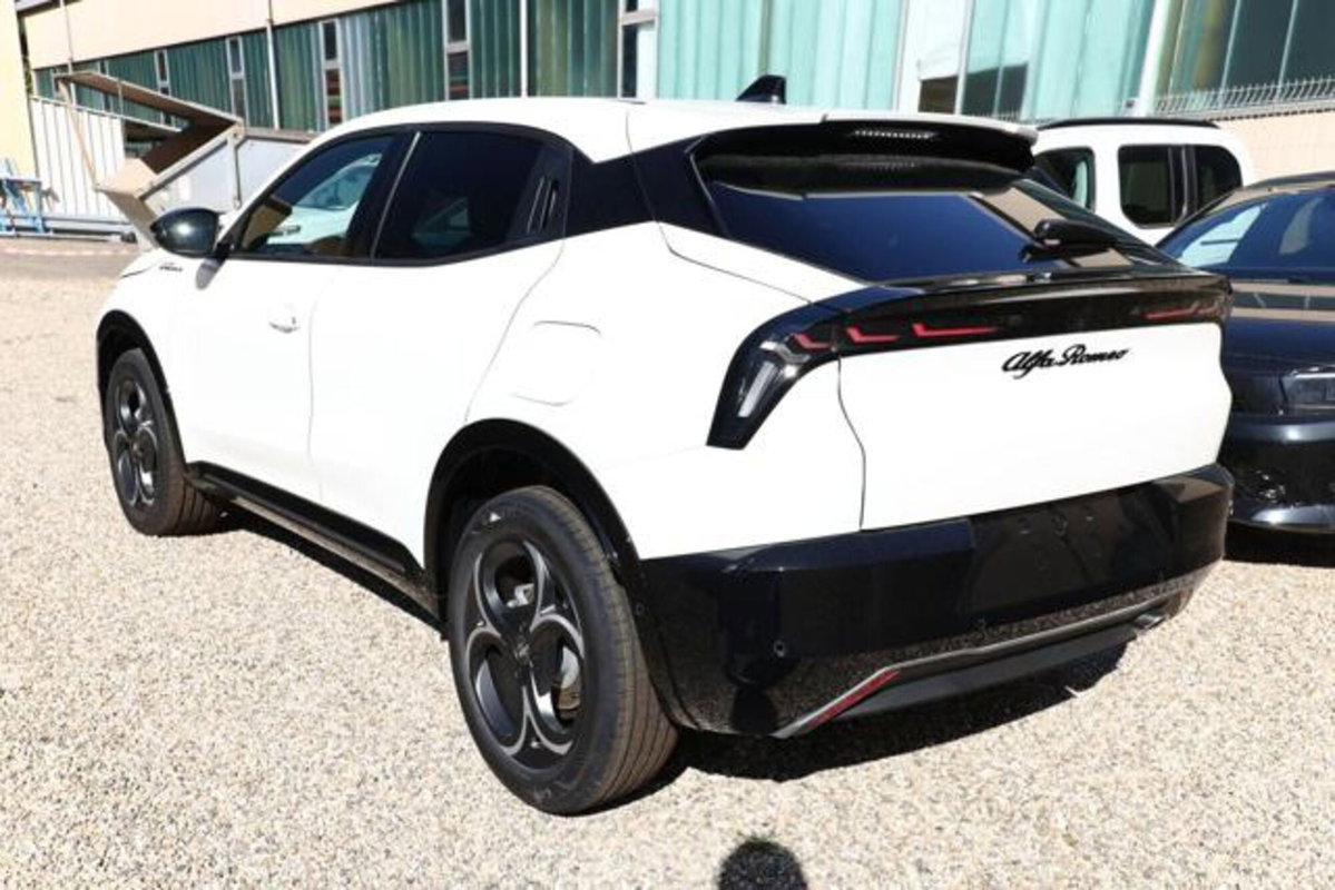 Alfa Romeo Junior 1.2 ibrida Q4 Sport Speciale 145cv edct6 (4)