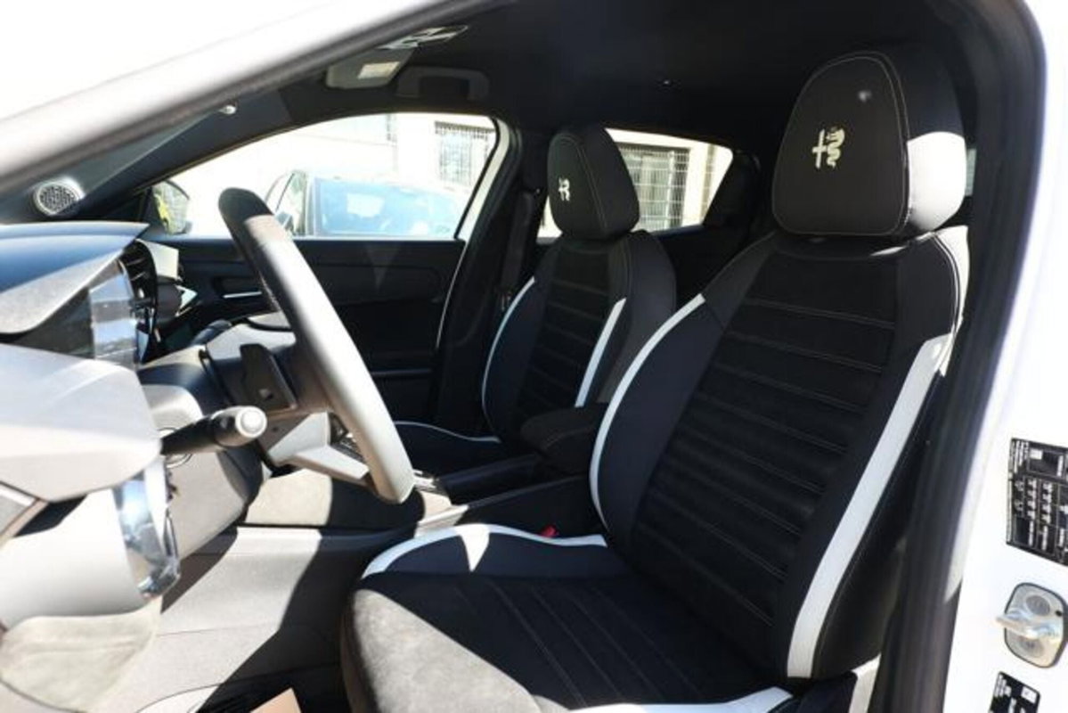 Alfa Romeo Junior 1.2 ibrida Q4 Sport Speciale 145cv edct6 (5)