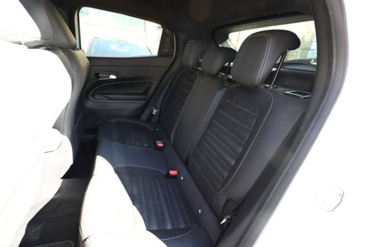 Alfa Romeo Junior 1.2 ibrida Q4 Sport Speciale 145cv edct6 (7)