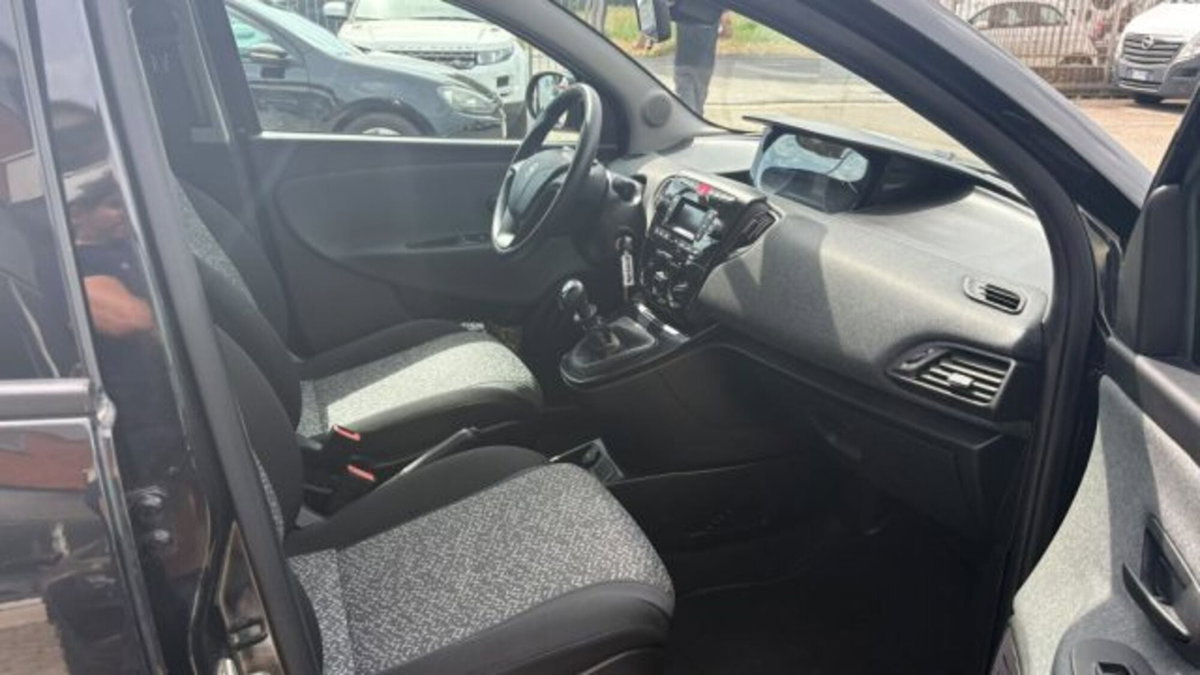 Lancia Ypsilon 1.0 FireFly 5 porte S&S Hybrid Silver Plus (14)