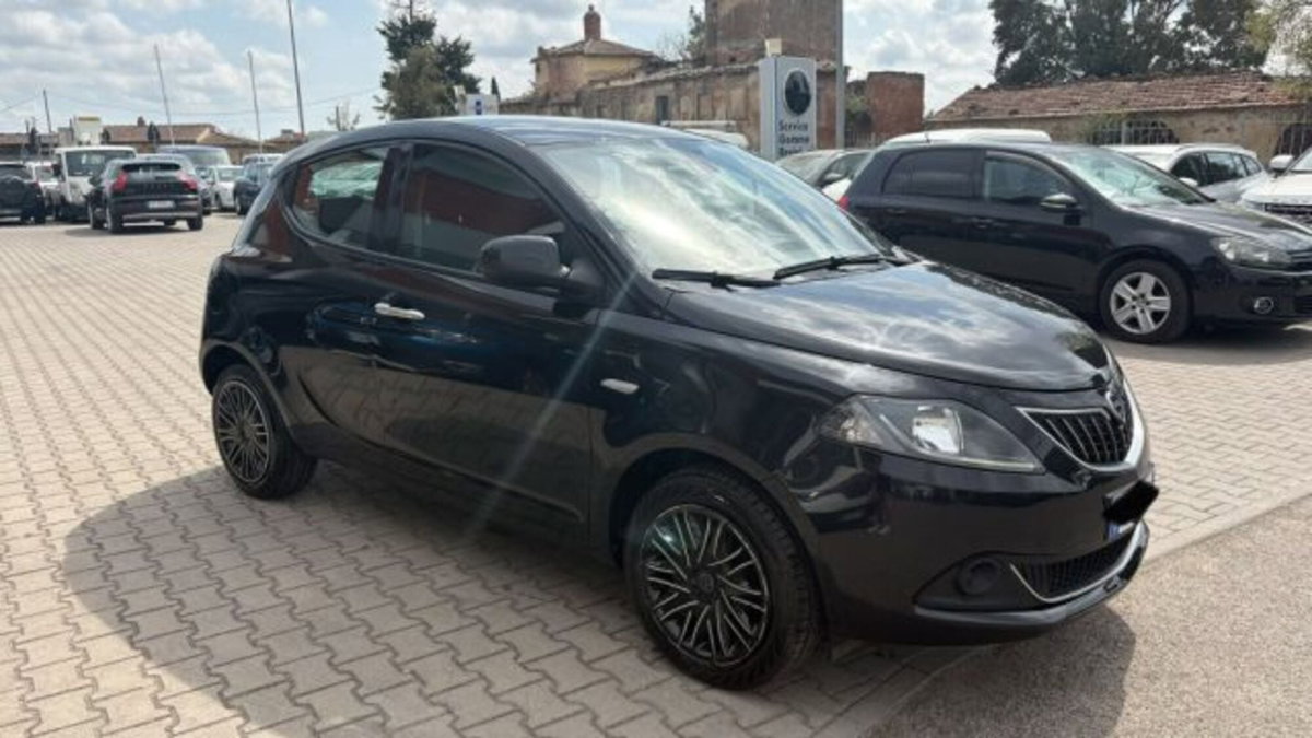 Lancia Ypsilon 1.0 FireFly 5 porte S&S Hybrid Silver Plus (2)