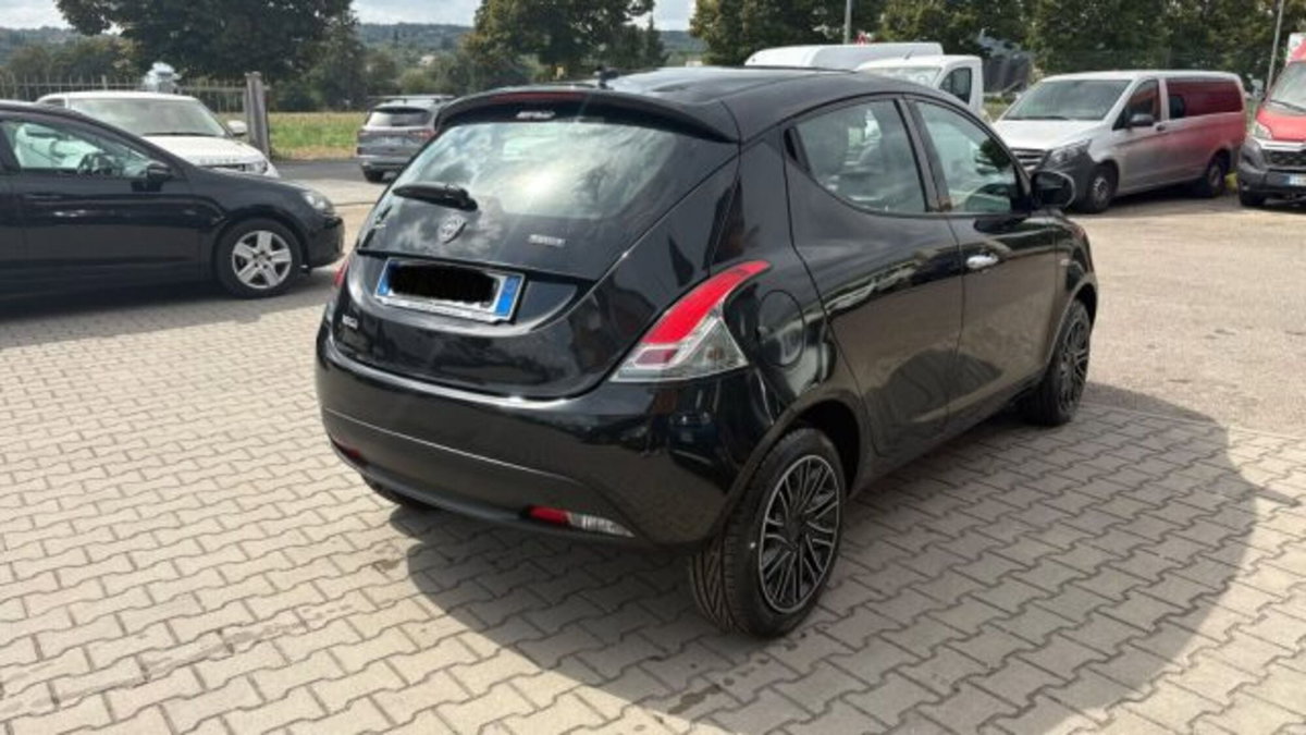 Lancia Ypsilon 1.0 FireFly 5 porte S&S Hybrid Silver Plus (3)