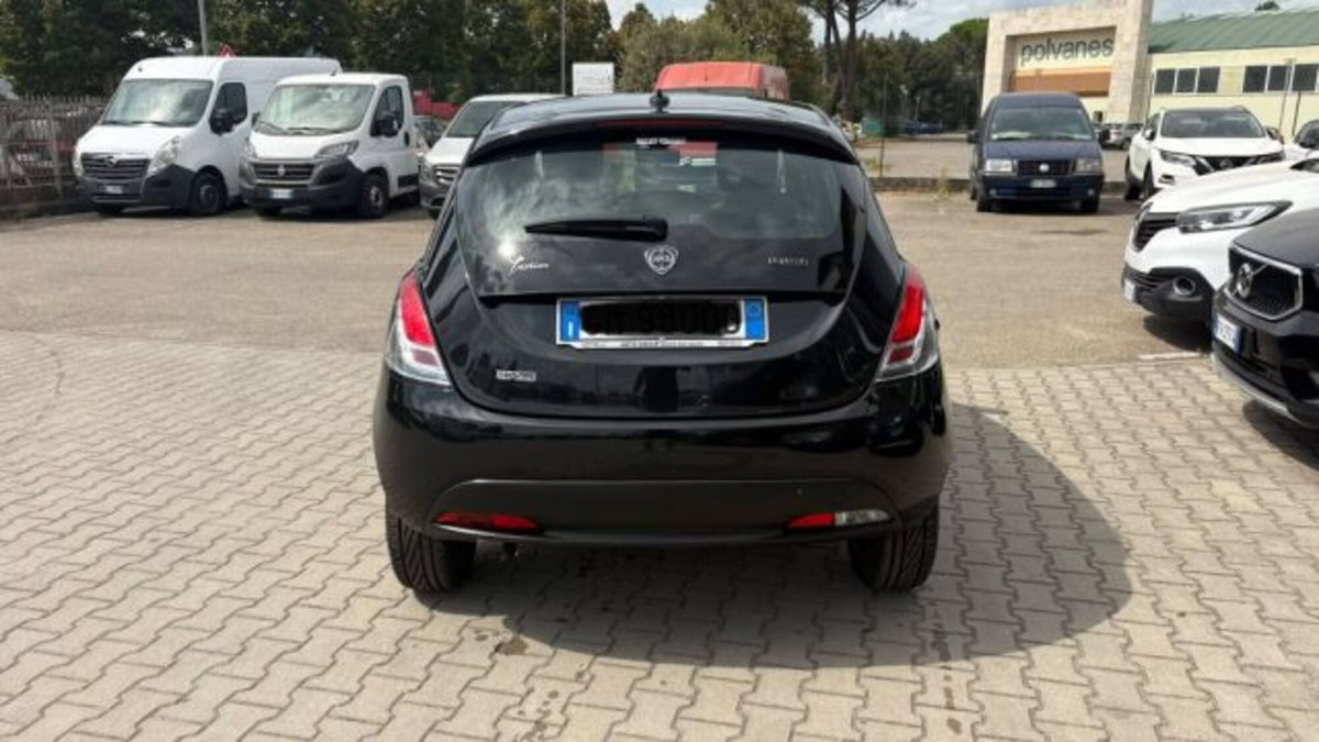 Lancia Ypsilon 1.0 FireFly 5 porte S&S Hybrid Silver Plus (4)