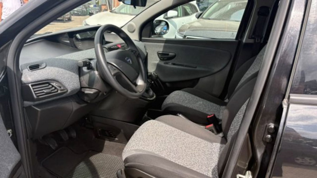 Lancia Ypsilon 1.0 FireFly 5 porte S&S Hybrid Silver Plus (6)