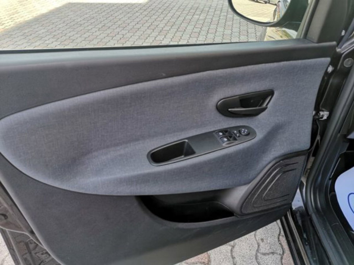 Lancia Ypsilon 1.2 69 CV 5 porte GPL Gold Plus (11)