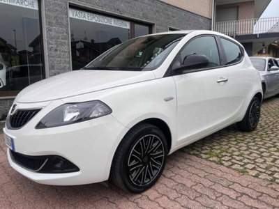 Lancia Ypsilon 1.0 FireFly 5 porte S&S Hybrid Ecochic Silver usata