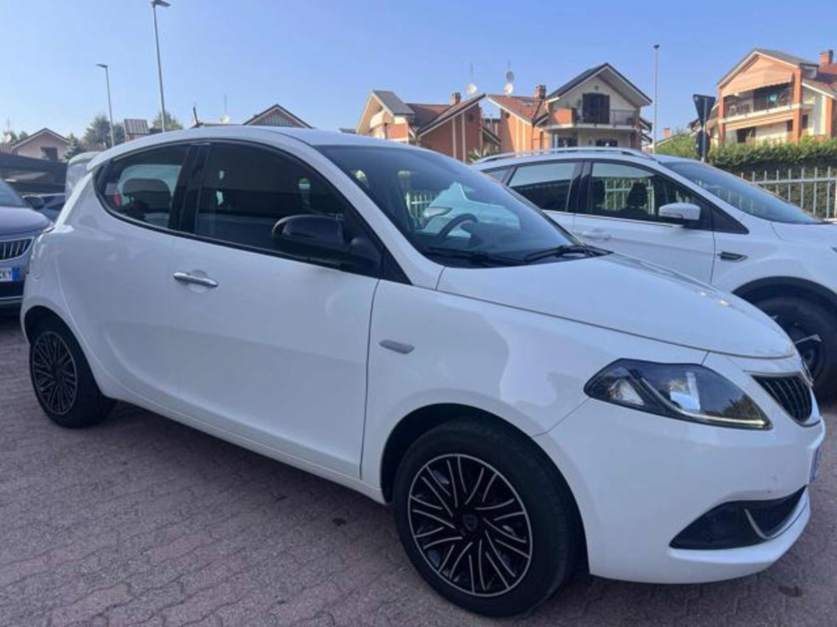 Lancia Ypsilon 1.0 FireFly 5 porte S&S Hybrid Gold Plus (4)