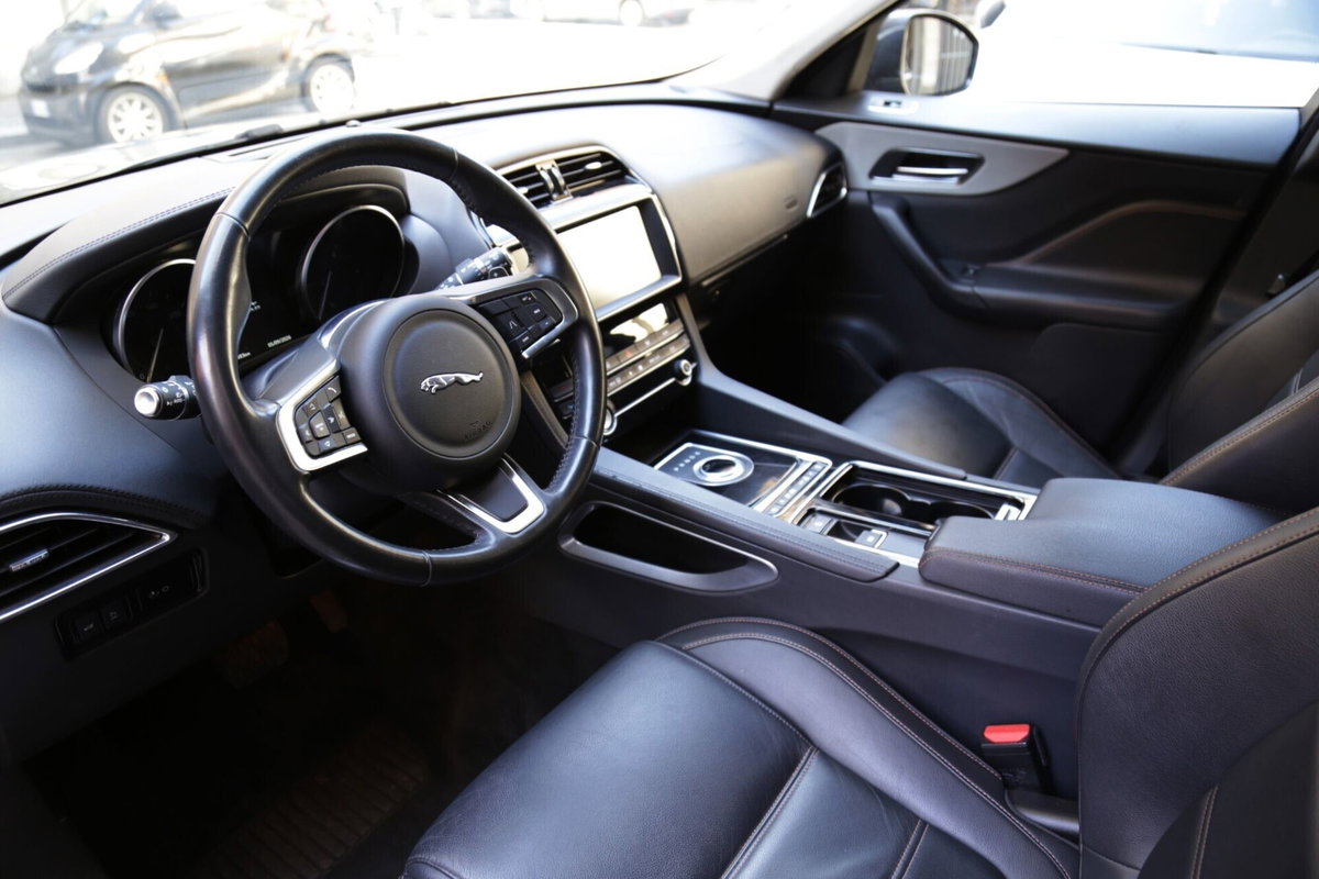 Jaguar F-Pace 2.0 D 180 CV AWD aut. Chequered Flag (10)