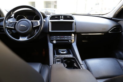 Jaguar F-Pace 2.0 D 180 CV AWD aut. Chequered Flag (16)
