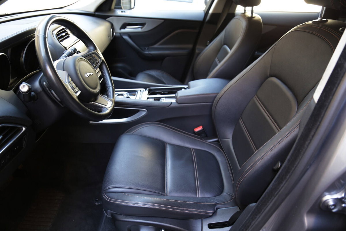 Jaguar F-Pace 2.0 D 180 CV AWD aut. Chequered Flag (9)
