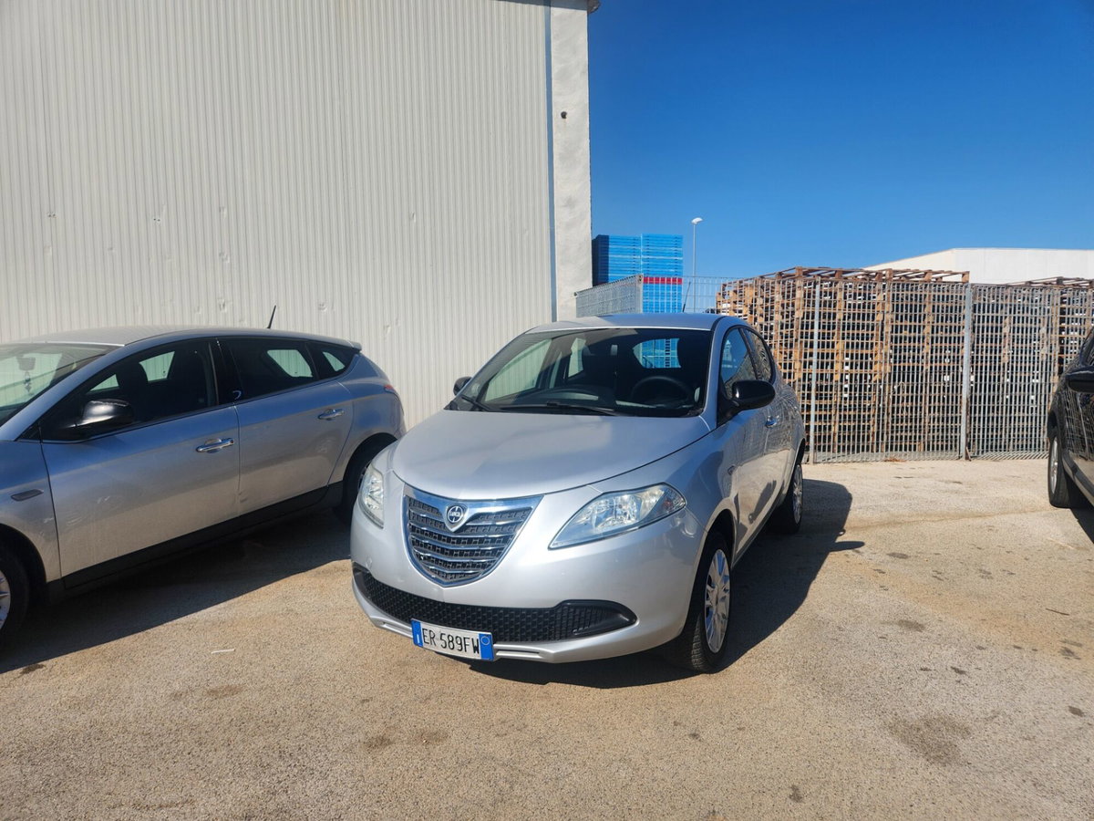 Lancia Ypsilon 0.9 TwinAir 85 CV 5 porte Metano Ecochic Silver