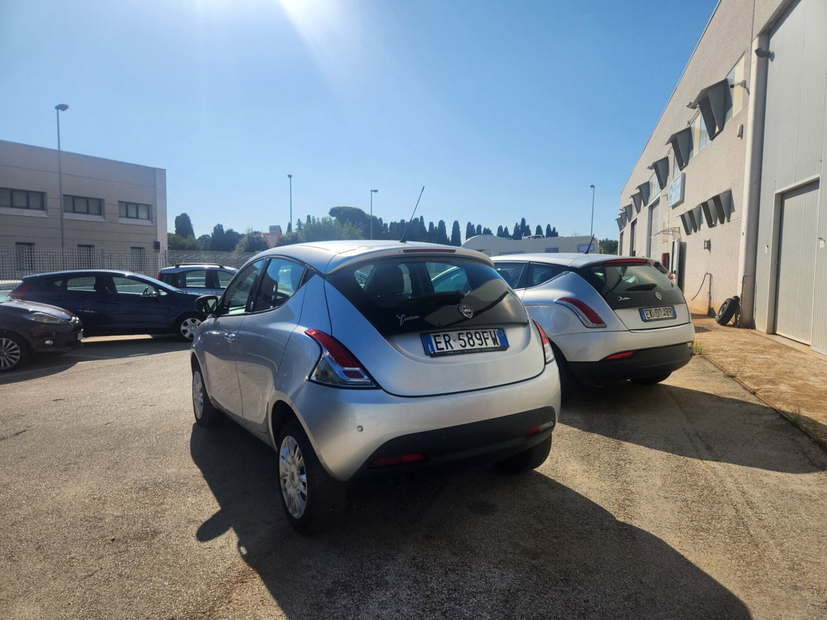 Lancia Ypsilon 0.9 TwinAir 85 CV 5 porte Metano Ecochic Silver (3)