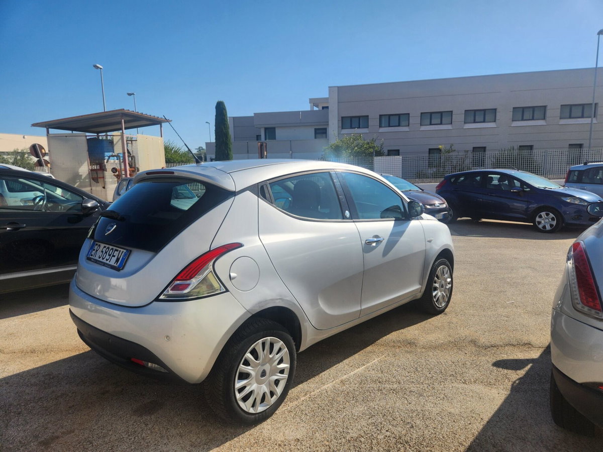 Lancia Ypsilon 0.9 TwinAir 85 CV 5 porte Metano Ecochic Silver (4)